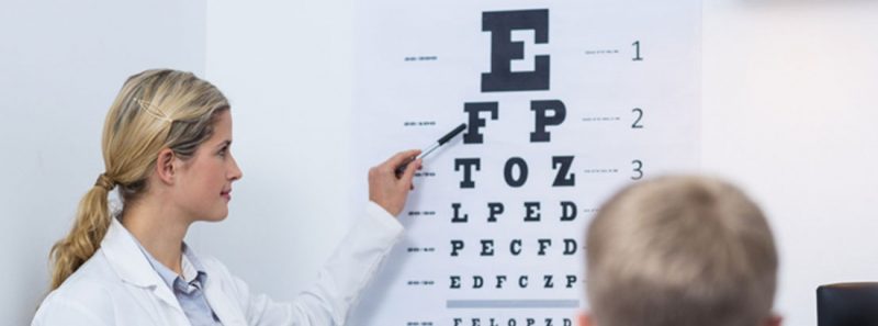 kiểm tra bệnh cận thị tại bác sĩ hoặc những địa chỉ cửa hàng uy tín với máy móc hiện đại