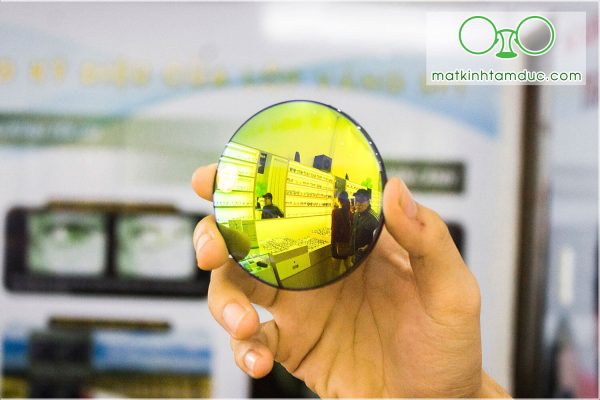 tròng kính cận đổi màu chính hãng giá tốt