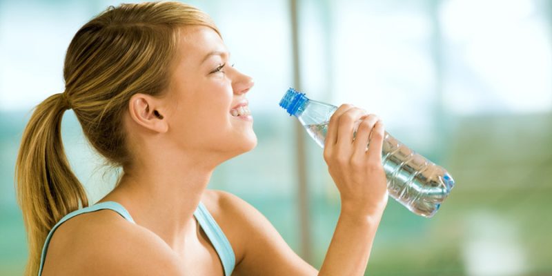 Nên uống 2 lít nước mỗi ngày để mắt luôn long lanh