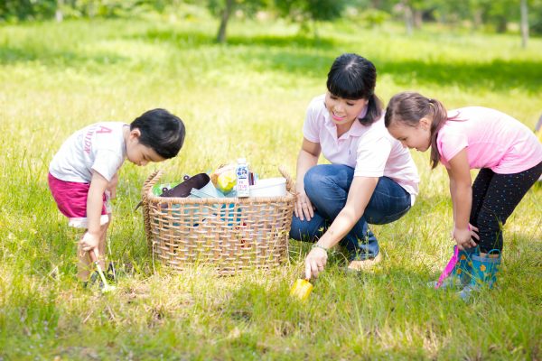 Hạn chế bệnh cận thị ở trẻ em bằng cách cho trẻ vui chơi các hoạt động ngoài trời thường xuyên