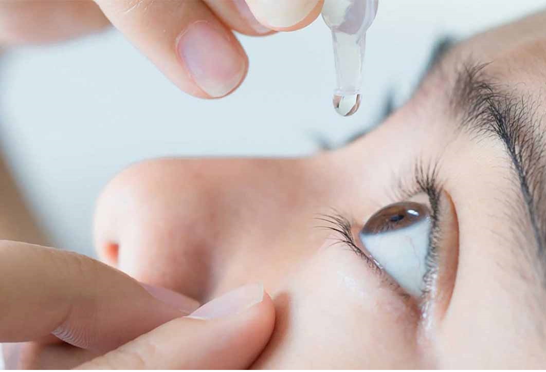 Nên dùng thuốc nhỏ mắt theo chỉ định của bác sĩ
