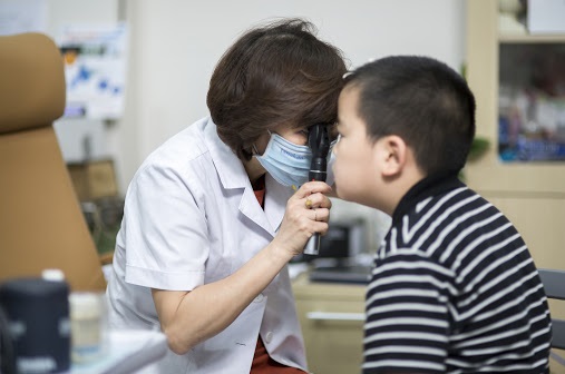 Khám mắt cho trẻ em