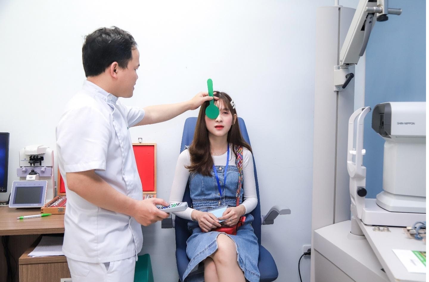 Khám mắt định kỳ
