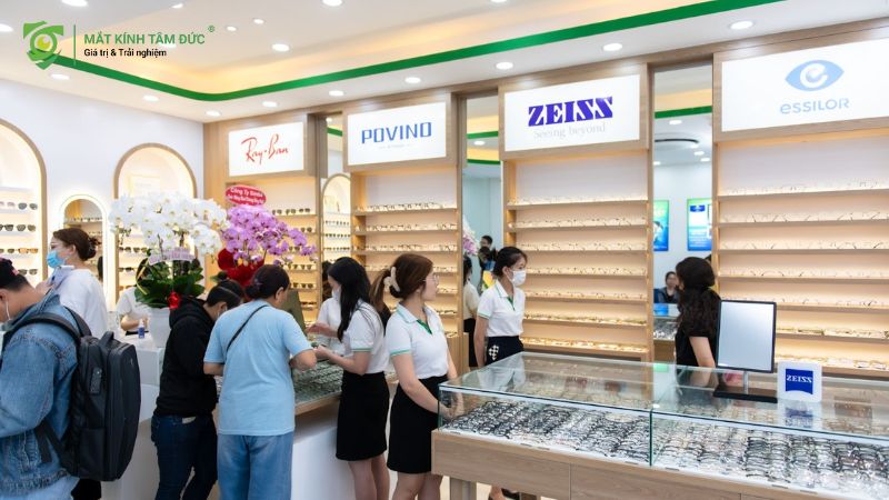 Nhân viên Tâm Đức tư vấn khách hàng