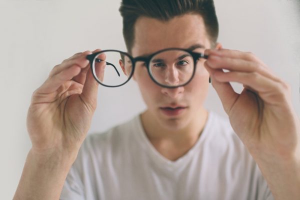 cách vệ sinh kính cận