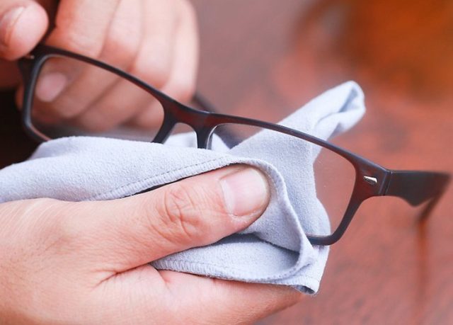 cách vệ sinh kính cận