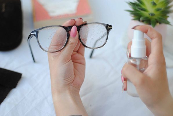 Cách vệ sinh kính cận bằng chất tẩy rửa đặc biệt 