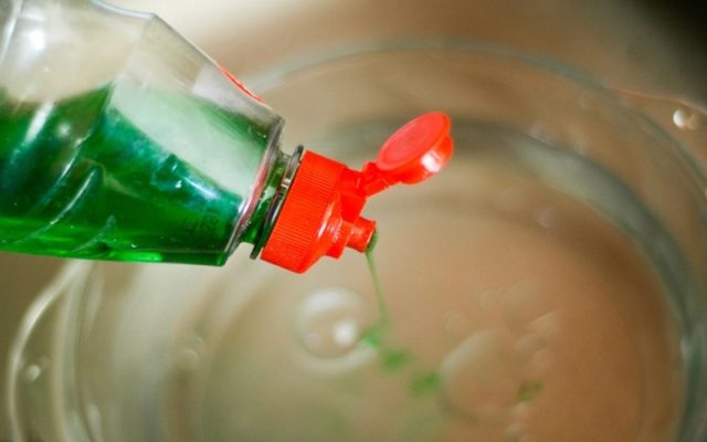 Cách làm dung dịch rửa kính tại nhà