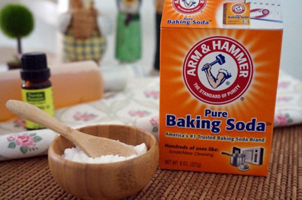 Cách vệ sinh kính cận bằng baking soda