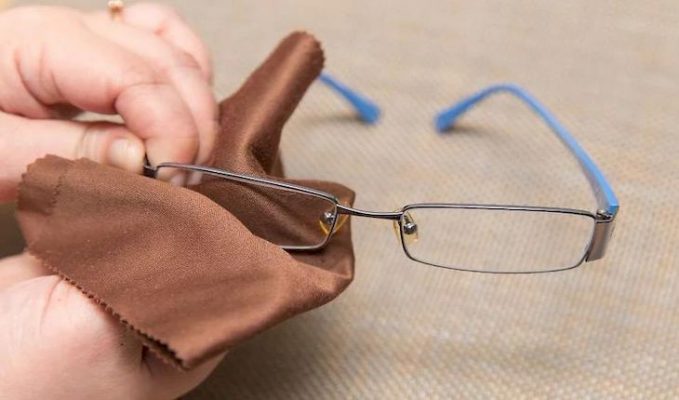 Không bao giờ lau kính bằng quần áo 