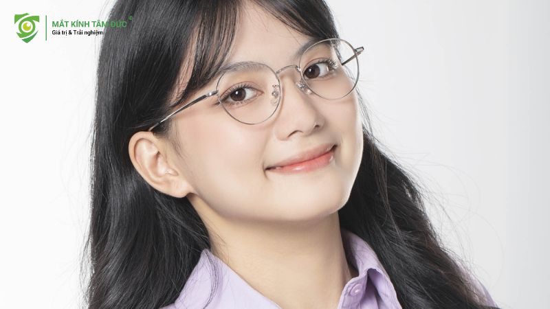 Hình ảnh bạn nữ sinh mang gọng kính tròn Titanium
