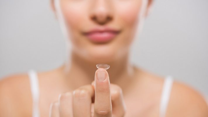 Hướng dẫn đeo kính cận đeo ban đêm