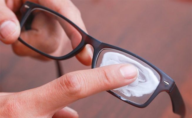 Loại bỏ vết xước trên kính bằng chất đánh bóng xe