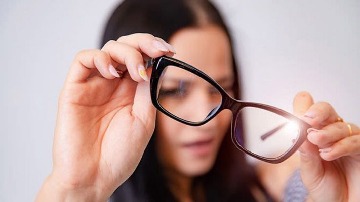 Mắt kính bị xước nên sửa hay thay tròng kính mới