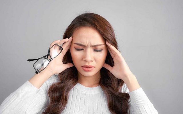 Đeo kính không độ có hại mắt không?