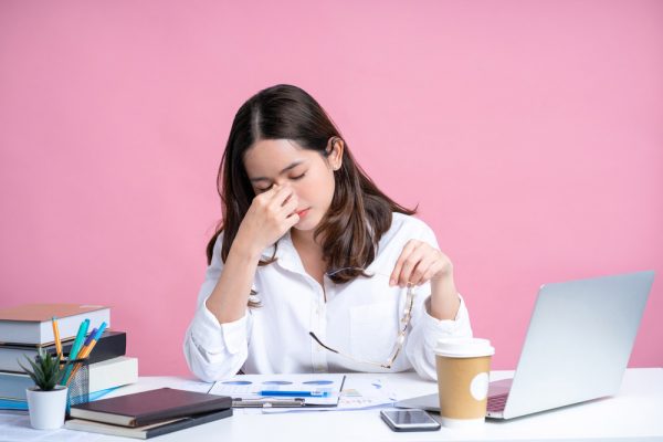 Gọng kính rẻ tiền có thể gây dị ứng da