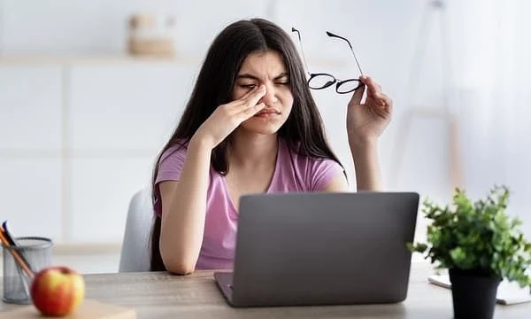 bị cận thị không đeo kính có sao không?