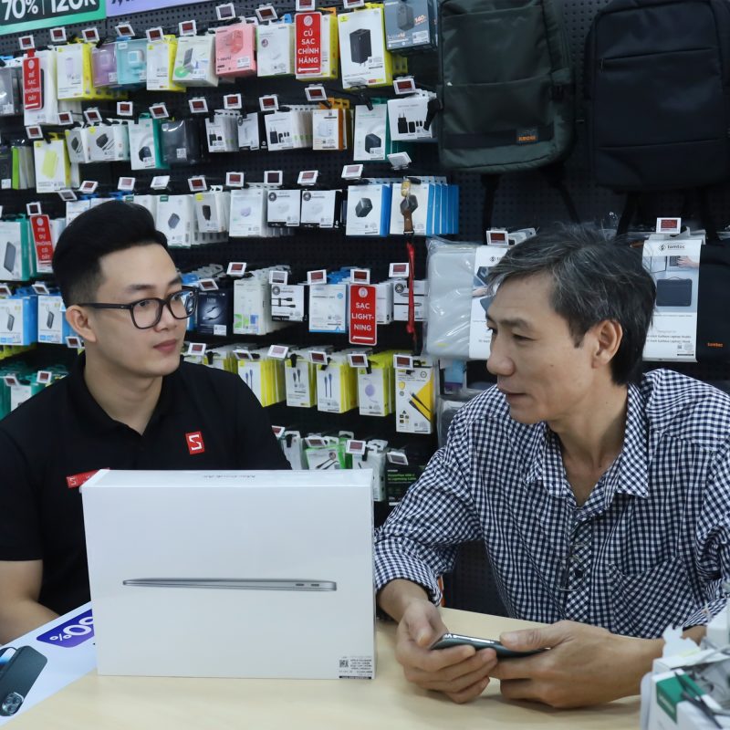 Mắt Kính Tâm Đức đưa khách hàng đến CellphoneS