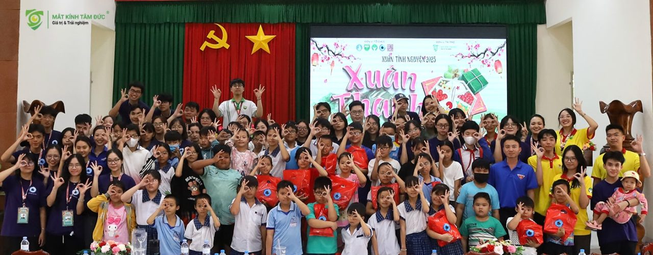 Mắt Kính Tâm Đức trao tặng kính mới cho học sinh tại Long An
