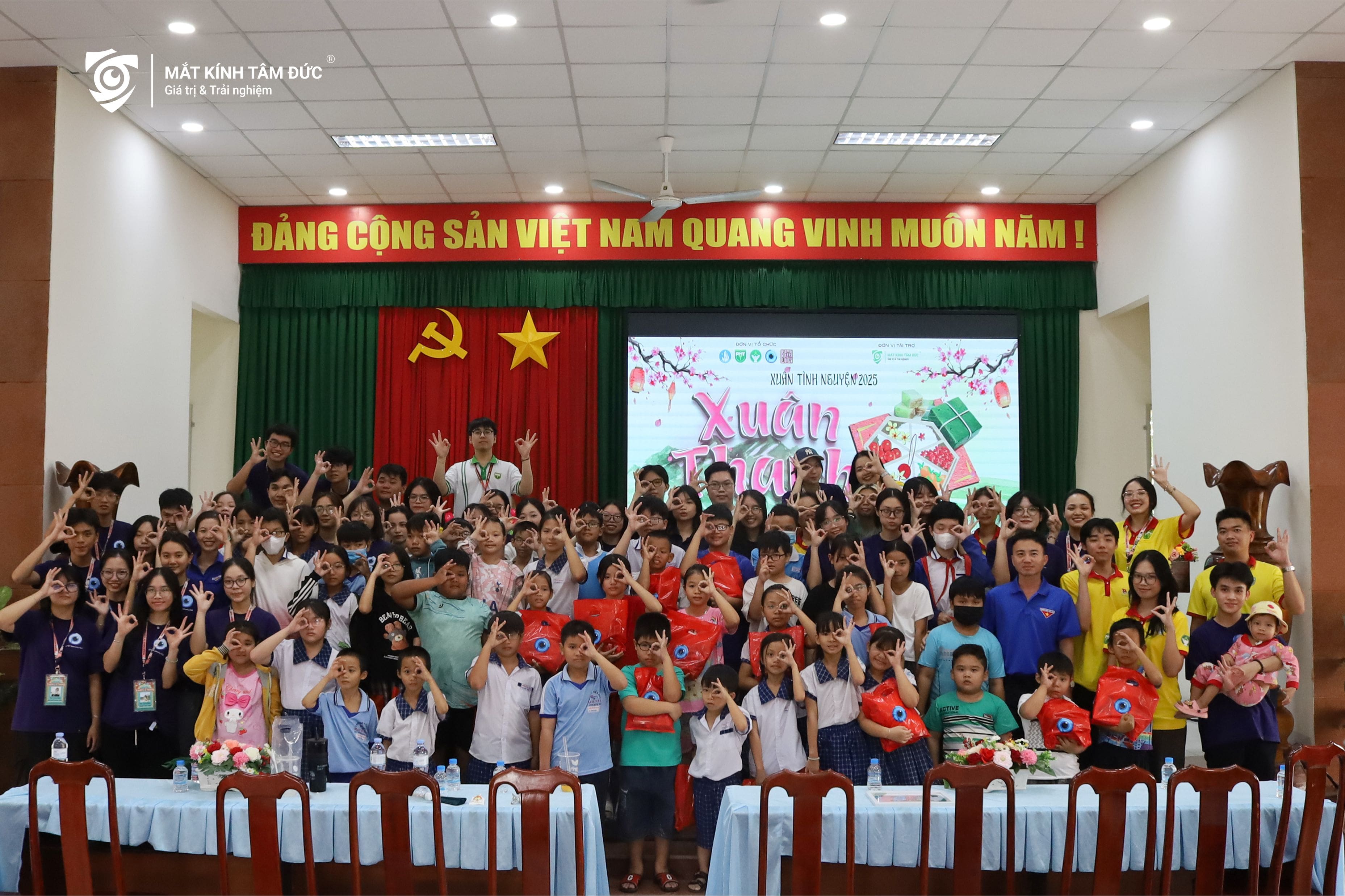 mắt kính tâm đức