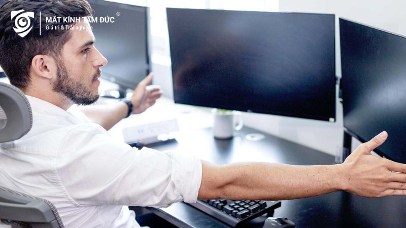 Giữ khoảng cách hợp lý khi sử dụng màn hình máy tính