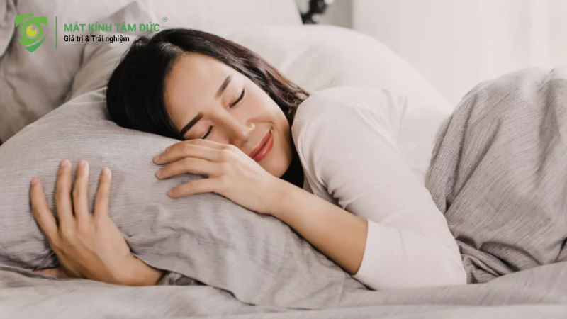 Người phụ nữ đang ngủ thoải mái với chiếc gối kê cao đầu.