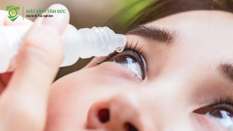 Cận cảnh một người đang nhỏ nước mắt nhân tạo để cấp ẩm cho mắt.