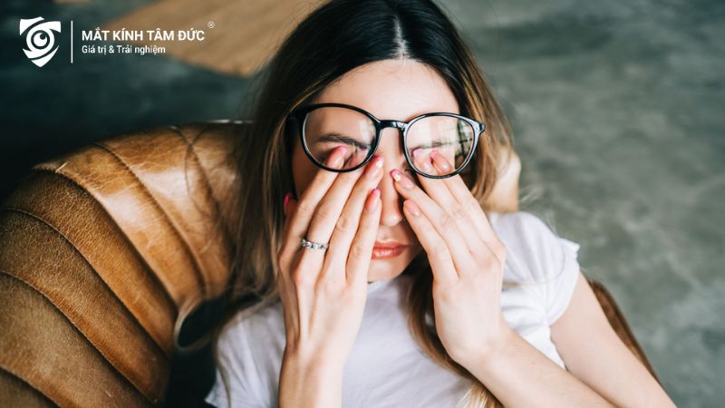 Người phụ nữ ôm đầu, căng thẳng và buồn bã, một trong những nguyên nhân dẫn đến sưng mắt sau khi khóc.
