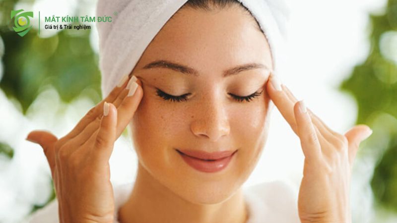 Người phụ nữ nhẹ nhàng massage quanh mắt để giảm sưng và cải thiện tuần hoàn máu.
