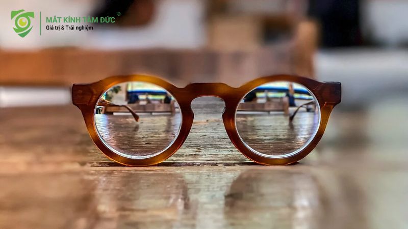 Mắt kính cận hình tròn màu nâu trên bàn
