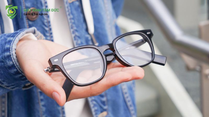 Mắt kính vuông màu đen trên tay người dùng