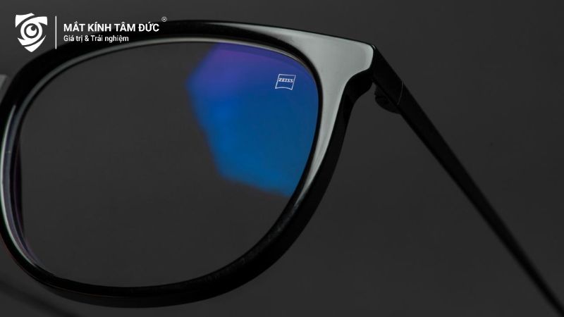 Mắt kính tròn màu đen với thương hiệu tròng kính Zeiss