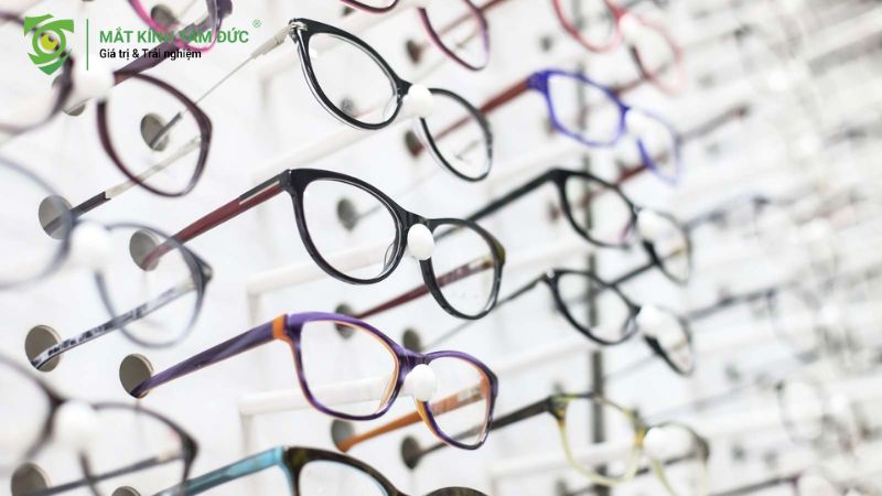 Nhiều gọng kính nhựa với các màu sắc khác nhau trên kệ
