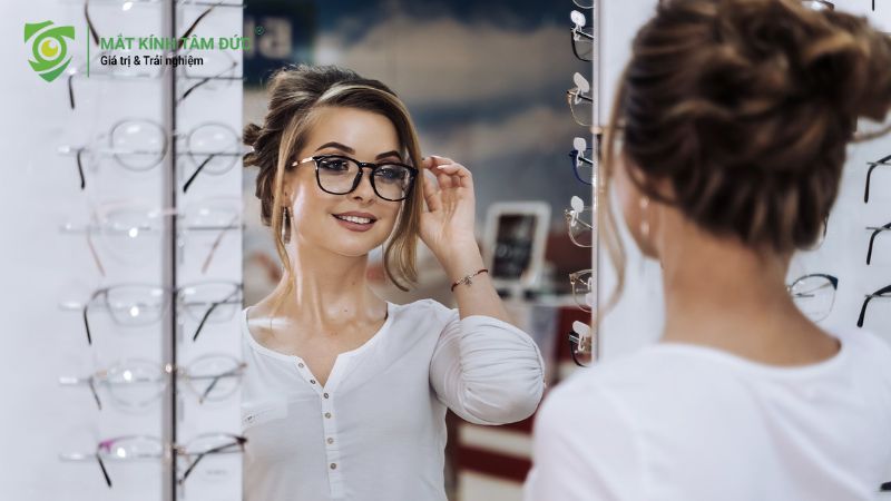 Cô gái lựa chọn kiểu dáng kính phù hợp với phong cách cá nhân