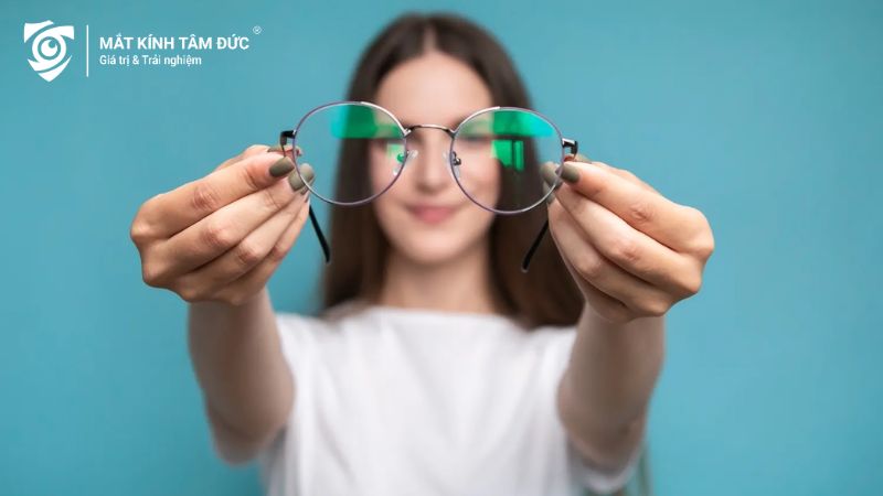 Có nên đầu tư vào một cặp mắt kính tốt? Thị lực mắt sẽ được cải thiện khi sử dụng mắt kính với chất lượng cao.