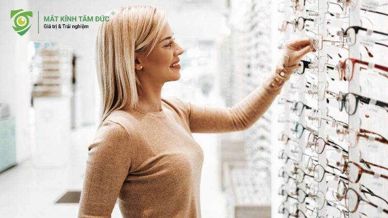 Cô gái đang lựa chọn kính mắt cho bản thân