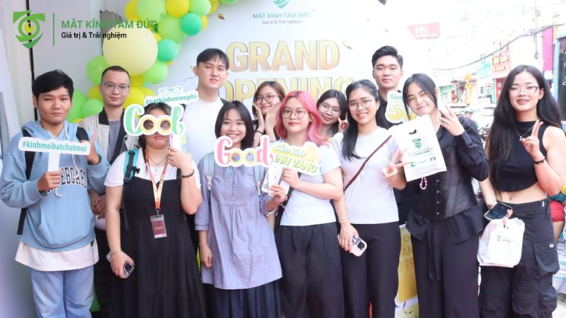 Mắt kính Tâm Đức khai trương cửa hàng với nhiều khách hàng Genz đến trải nghiệm sản phẩm