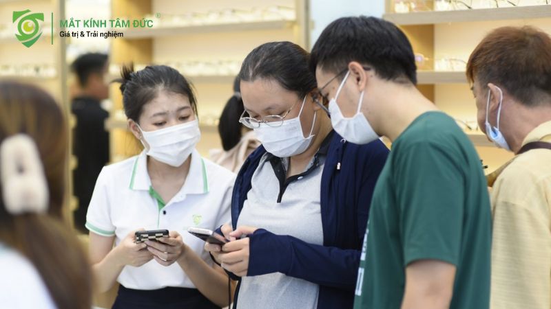 Nhân viên tư vấn tại Tâm Đức đang tư vấn cho 2 khách hàng tại cửa hàng