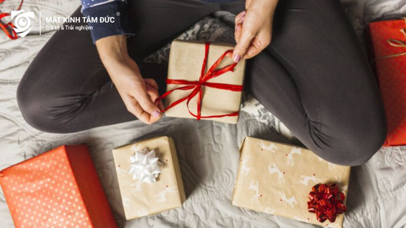 Người đang gói quà tặng sinh nhật cho nam, món quà đẹp mắt được chuẩn bị cho ngày đặc biệt
