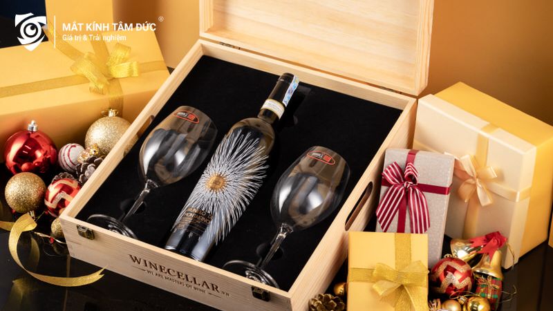 Quà tặng sinh nhật cho nam sang trọng với rượu vang và bộ ly, là lựa chọn hoàn hảo để tặng quà sinh nhật cho nam ý nghĩa