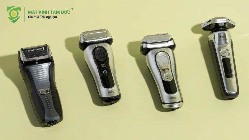 4 chiếc máy cạo râu trên nền màu xanh nhạt, máy cạo râu với thương hiệu uy tính