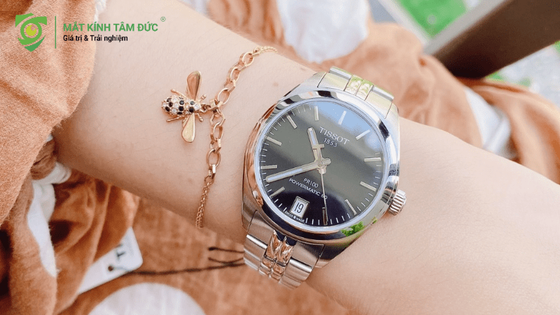 Đồng hồ là món trang sức đầy tinh tế và phù hợp để làm quà tặng Valentine cho người yêu