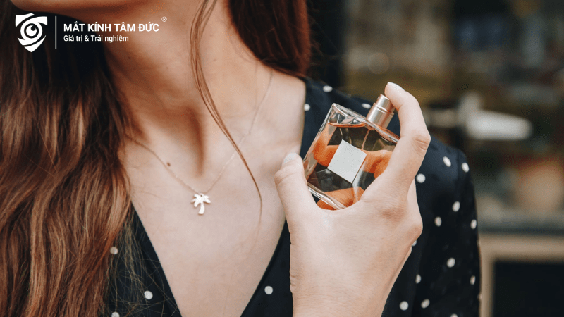 Cô gái sử dụng nước hoa một cách tinh tế và quyến rũ