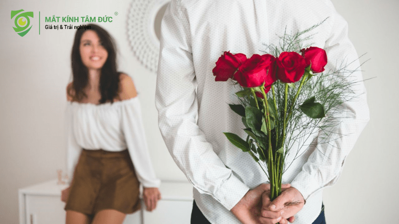 Chàng trai đang chuẩn bị tạo bất ngờ cho cô gái bằng một lãng hoa hồng đỏ thắm