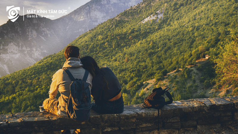 Cặp đôi đi trekking giữa không gian núi rừng hùng vĩ trong ngày Valentine để hâm nóng tình cảm