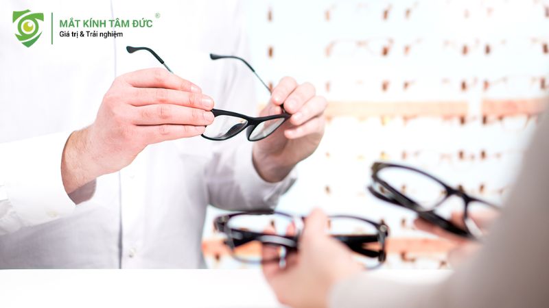 Chuyên viên tại Mắt Kính Tâm Đức kiểm tra lại kính sau khi bàn giao cho khách hàng