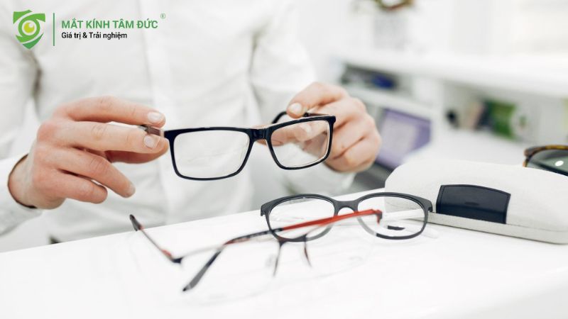 Kỹ thuật viên sửa lại mắt kính cho khách hàng tại Mắt Kính Tâm Đức