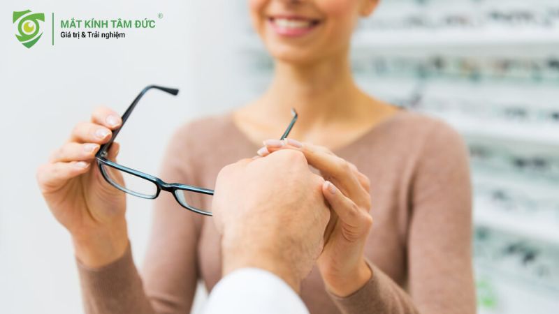 Kiểm tra mắt kính định kì giúp tăng độ bền khi sử dụng