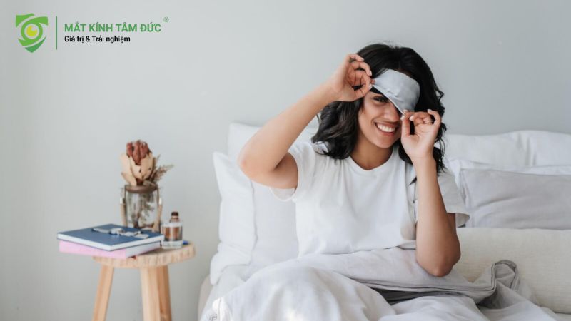 Ngủ đủ giấc, uống đủ nước sẽ tác động lớn đến sức khỏe và thần thái đôi mắt, giúp mắt to tròn hơn