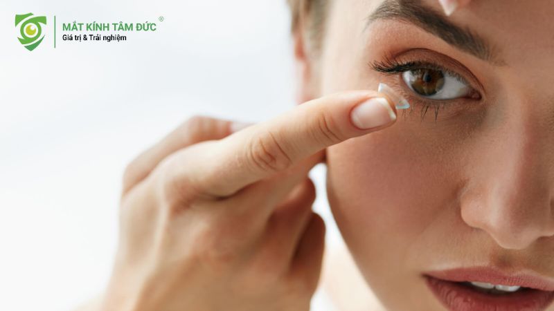 Sử dụng kính áp tròng giãn tròng là cách hack đôi mắt to hơn nhanh nhất